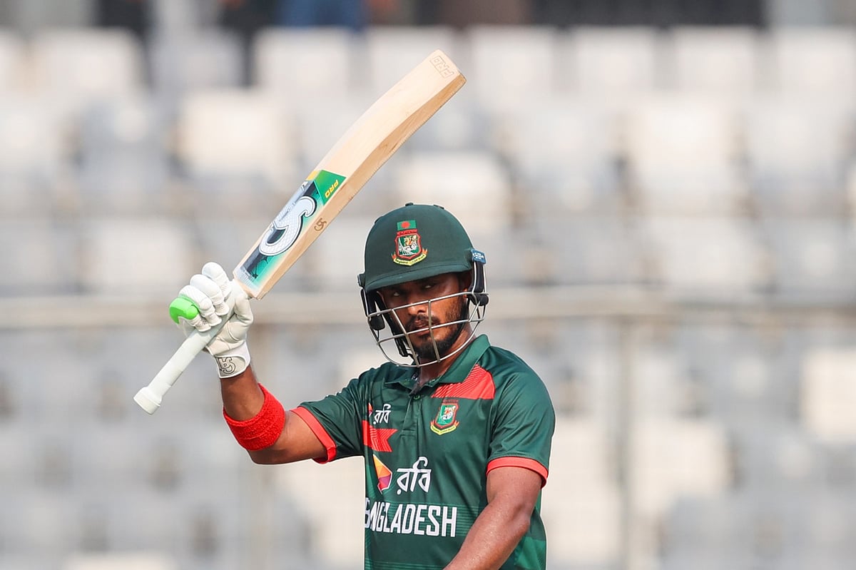 ছক্কা মেরে সেঞ্চুরি পূর্ণ করলেন তানজিদ