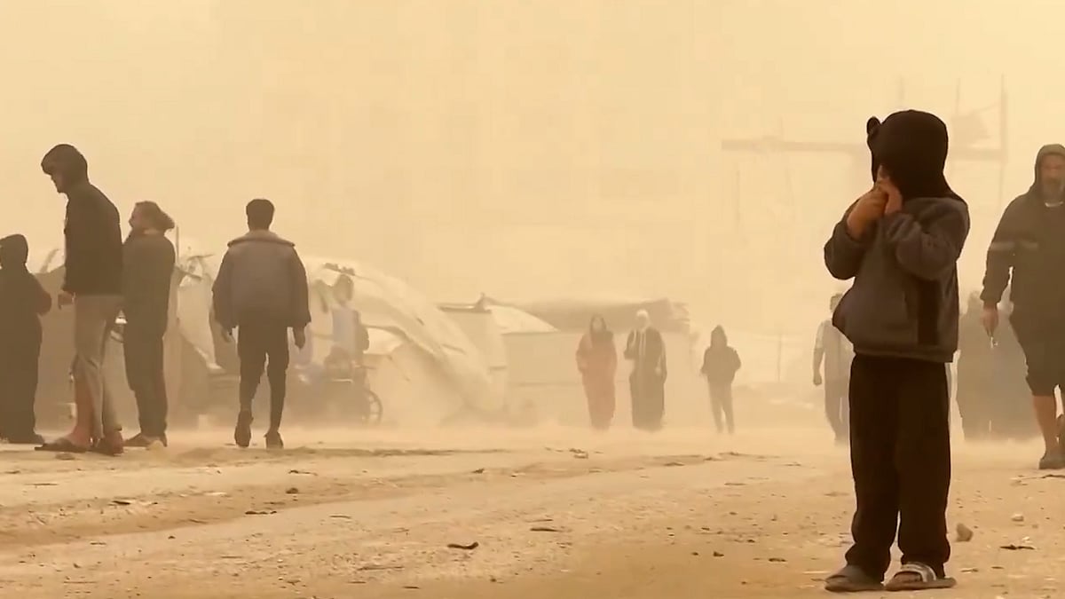 কমলা ধুলায় ঢাকা গাজার আকাশ, বিপর্যস্ত ফিলিস্তিনিরা