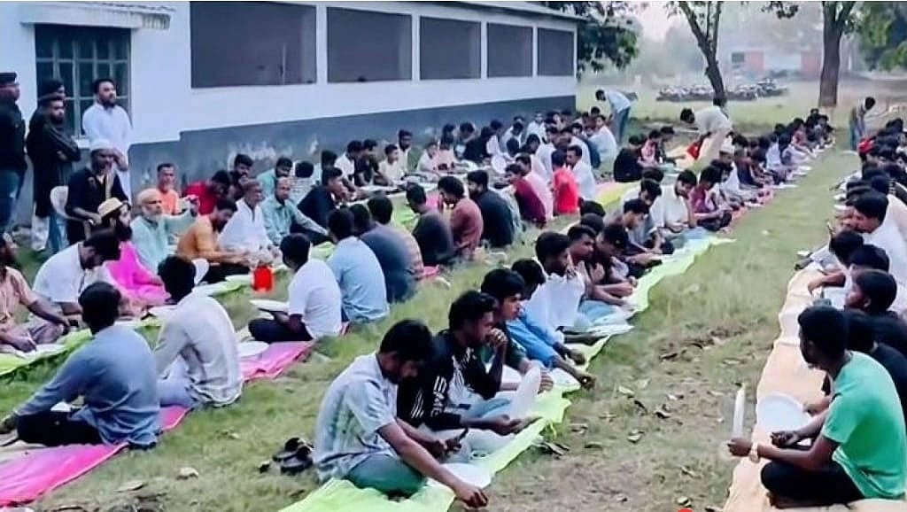 আদমদীঘির বিল এলাকায় নিষিদ্ধ ছাত্রলীগের ইফতার আয়োজন