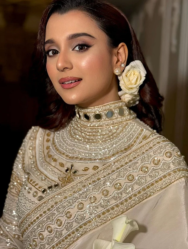 অ্যাক্সেসরিজ মিনিমাল রেখেছেন সাবিলা । কানে পার্ল স্টাড, হাতে মুক্তার চুড়ি এবং একটি ক্লাসিক ঘড়ি পরেছেন সুন্দরী । 