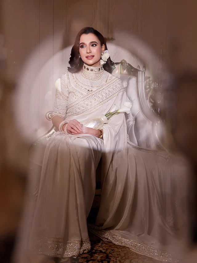  সব মিলিয়ে, অভিনেত্রীর এই স্টাইল মনে করিয়ে দেয়—কখনো কখনও একটি অভিনব অ্যাক্সেসরিই পুরো ফ্যাশন স্টেটমেন্টকে অন্য মাত্রায় নিয়ে যেতে পারে। 