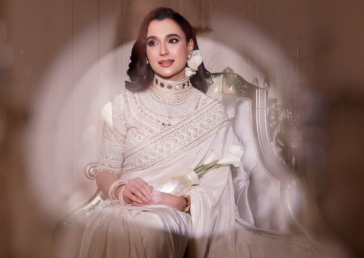 অভিনব 'ফুলদানী পার্স' হাতে সাবিলার ভাইরাল লুক