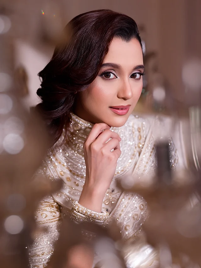 তাঁর মেকআপ করেছেন জাহিদ খান (জাহিদ খান ব্রাইডাল মেকওভার)। ত্বকে রাখা হয়েছে নরম গ্লো, চোখে সফট স্মোকি টোন এবং ঠোঁটে ন্যাচারাল পিচ শেড। 