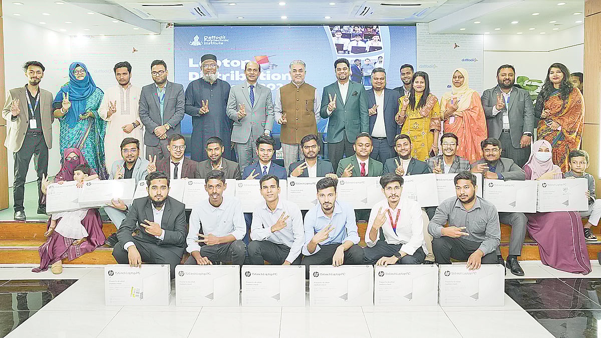 শিক্ষার্থীদের ল্যাপটপ দিল ড্যাফোডিল পলিটেকনিক