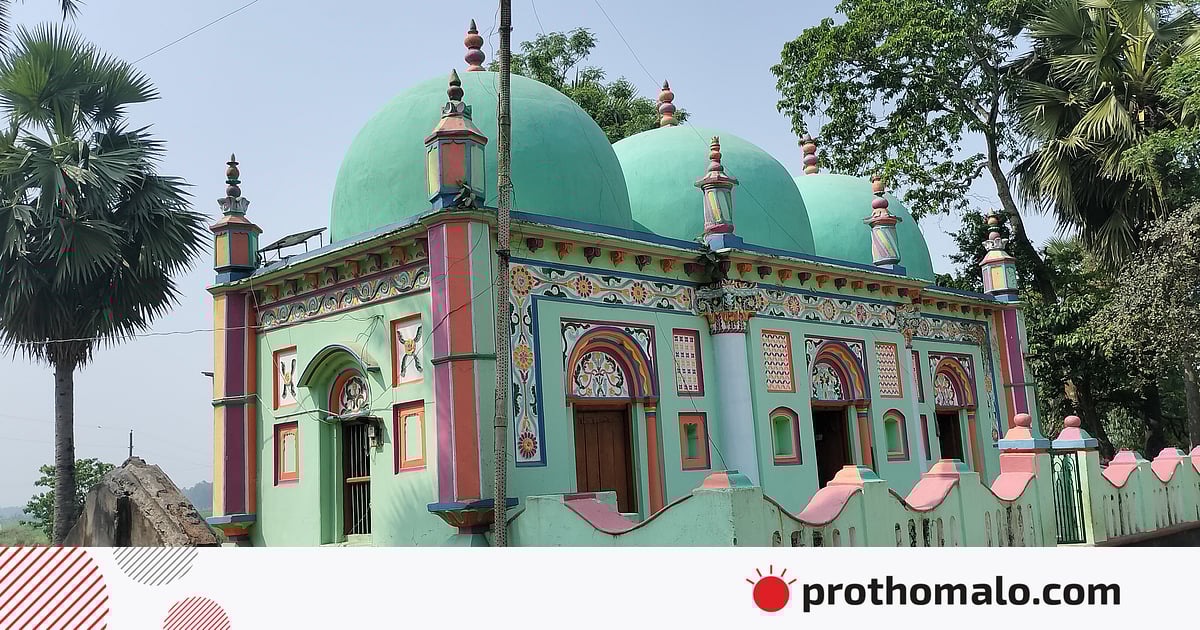 সিরাজগঞ্জে নদীর পাড়ে দাঁড়িয়ে আছে তিন গম্বুজের দৃষ্টিনন্দন মসজিদটি সিরাজগঞ্জে নদীর পাড়ে দাঁড়িয়ে আছে তিন গম্বুজের দৃষ্টিনন্দন মসজিদটি