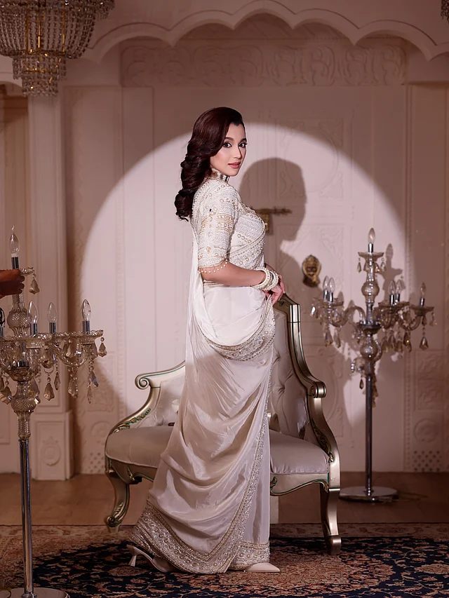 সাবিলা নূরের সাম্প্রতিক ছবিগুলো সামাজিক মাধ্যমে প্রায় ভাইরালই বলা চলে। অভিনেত্রী বেছে নিয়েছেন ফ্যাশন ব্র্যান্ড মসলিন হাউসের এক্সক্লুসিভ সিল্ক শাড়ি। 