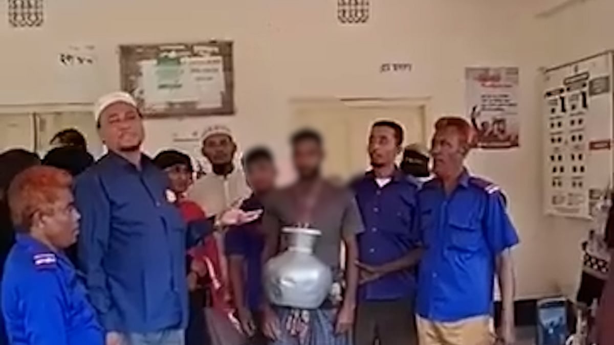 বৃদ্ধ মাকে মারধর, গলায় কলসি ঝুলিয়ে বাজারে ঘোরানো হলো ছেলেকে