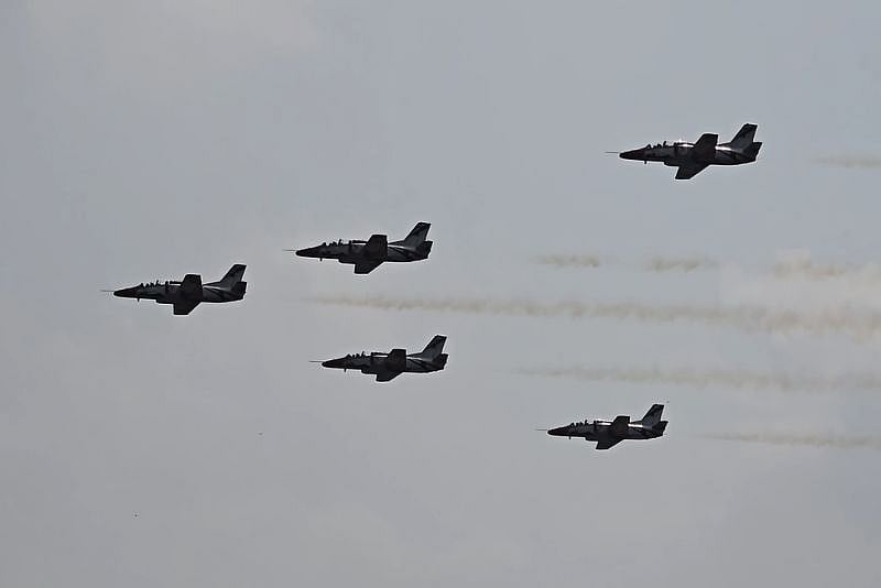 ঢাকার আকাশে যুদ্ধবিমানের দৃষ্টিনন্দন কসরৎ