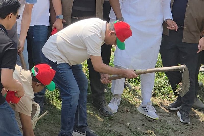 কোদাল দিয়ে মাটি কেটে খাল খননে প্রধানমন্ত্রী তারেক রহমান
