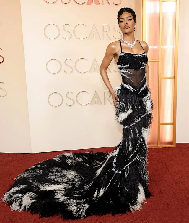 তিয়ানা টেইলরের সাদাকালো শিফন গাউনটি শ্যানেলের। আছে ফেদার ডিটেইলস