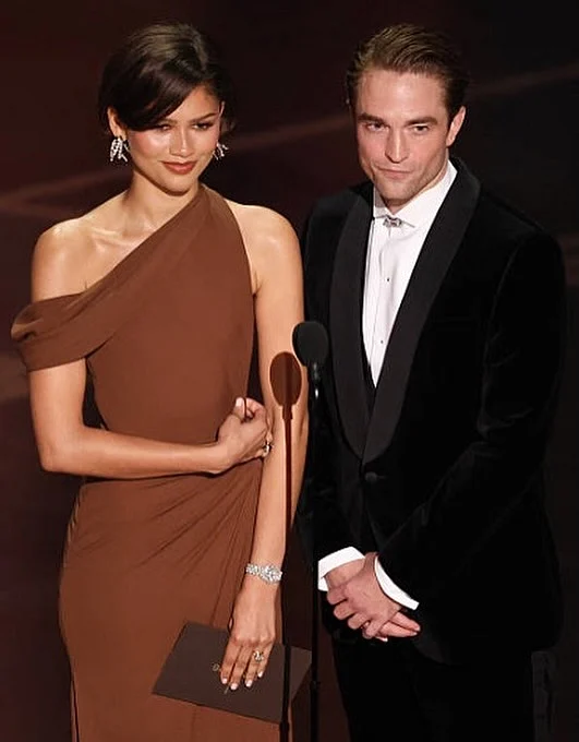 জেন্ডায়া এসেছেন ড্যাপার লুকের কো-স্টার রবার্ট প্যাটিনসনের সঙ্গে। পরেছেন ওয়ান শোল্ডার চকলেট লুই ভিতোঁ আর ডায়মন্ড রোলেক্স