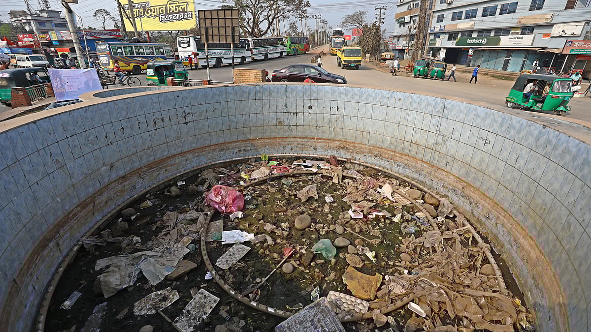সিলেট নগরের হুমায়ুন রশীদ চত্বরে থাকা একটি ফোয়ারার অবস্থা