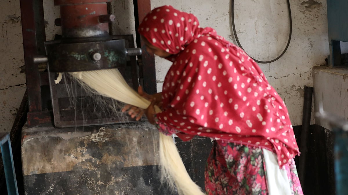 আগে হাত মেশিনে তৈরি হতো এই সেমাই