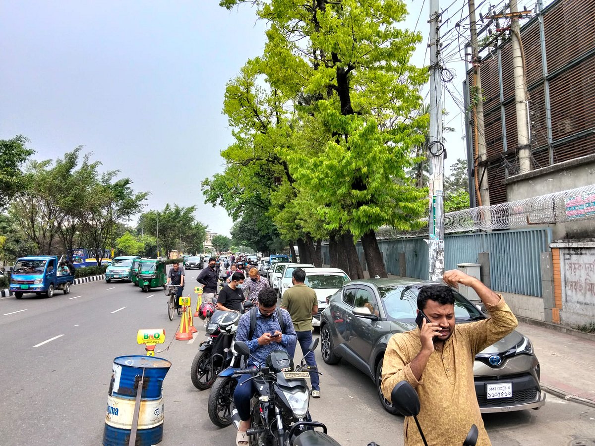 তেল নিতে পাম্পের সামনে আজও অপেক্ষা