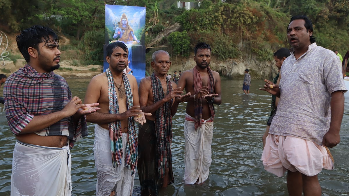 সাঙ্গু নদীর চরে পূর্বপুরুষদের আত্মার শান্তি কামনায় তর্পণ করছেন পুণ্যার্থীরা