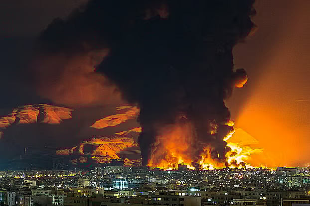 এমন হামলা সত্ত্বেও টিকে যেতে পারে ইরানের সরকার: মার্কিন গোয়েন্দা সংস্থা