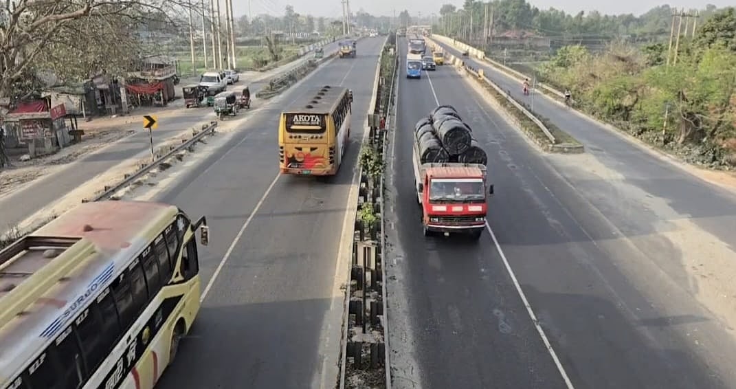 যমুনা সেতুতে যানবাহনের চাপ বাড়লেও যানজট নেই