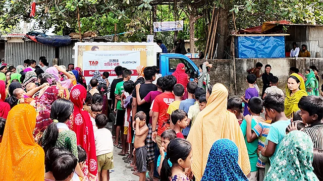 করাইল বস্তির শিশুরা পাচ্ছে নতুন কাপড়