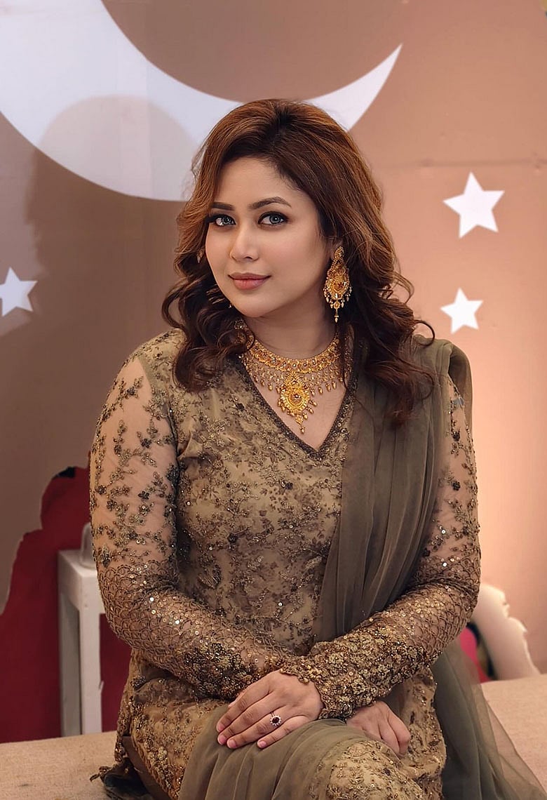 উৎসবের আবহে ভাবনার নজরকাড়া লুক