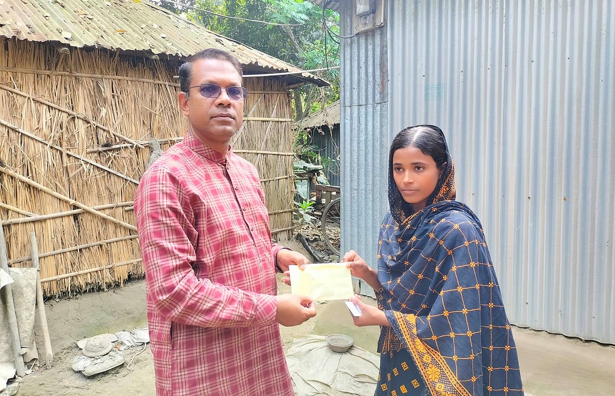রায়গঞ্জ বন্ধুসভার সহমর্মিতার ঈদ: অদম্য মেধাবী তানজিলা খাতুন পেলেন পড়াশোনার অর্থসহায়তা