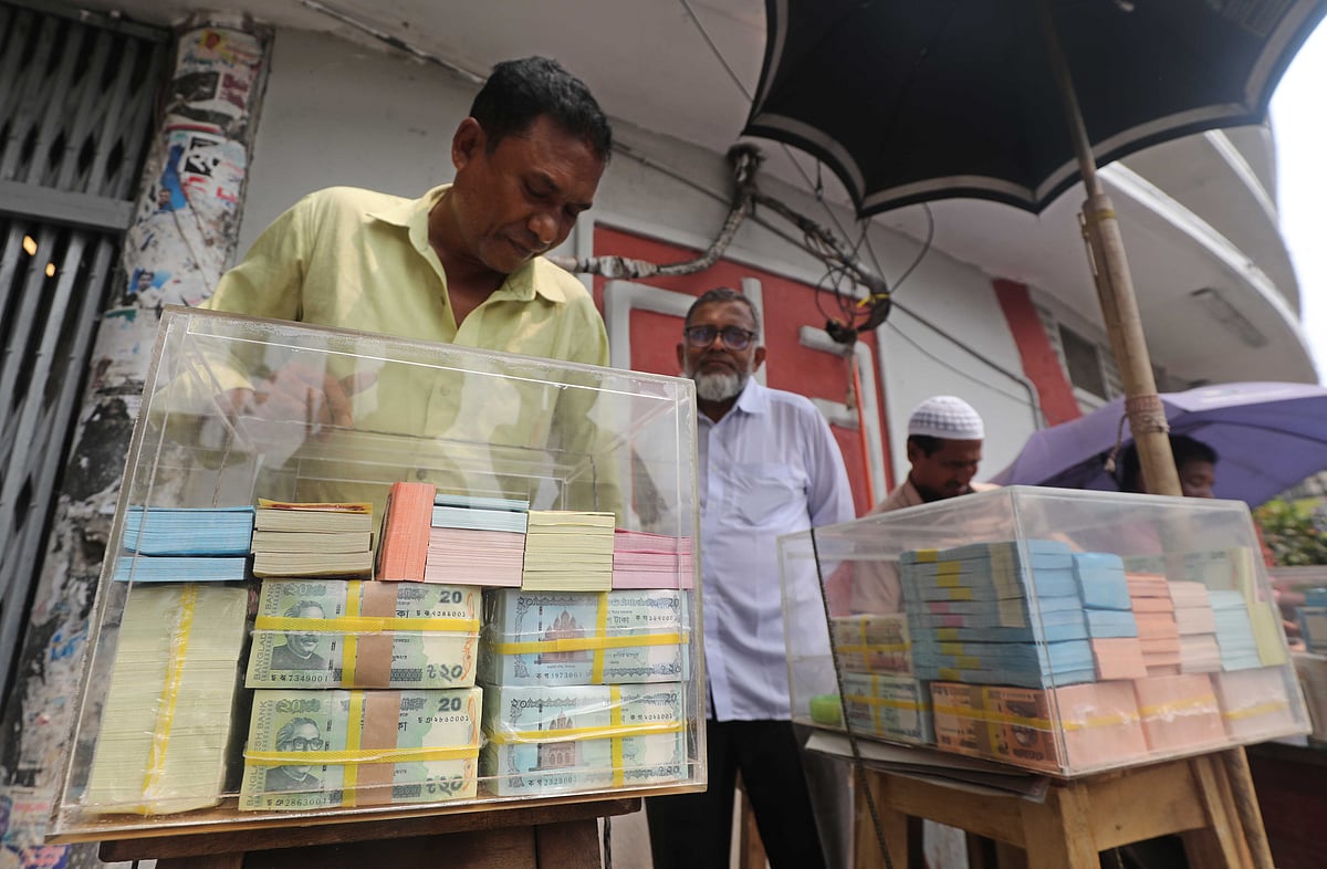 কাচের বাক্সের মধ্যে নতুন টাকা 