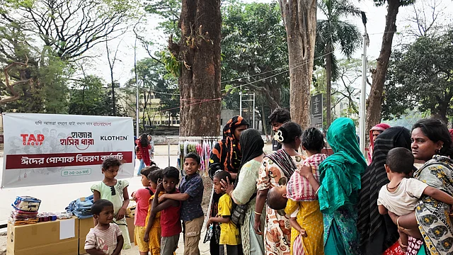 শহীদ মিনার এলাকায় সুবিধাবঞ্চিতদের নতুন পোশাক দেওয়া হচ্ছে