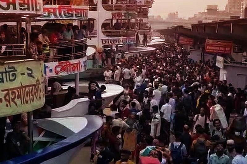 ঈদের ছুটিতে সদরঘাট লঞ্চ টার্মিনালে ঘরমুখী মানুষের উপচে পড়া ভিড়