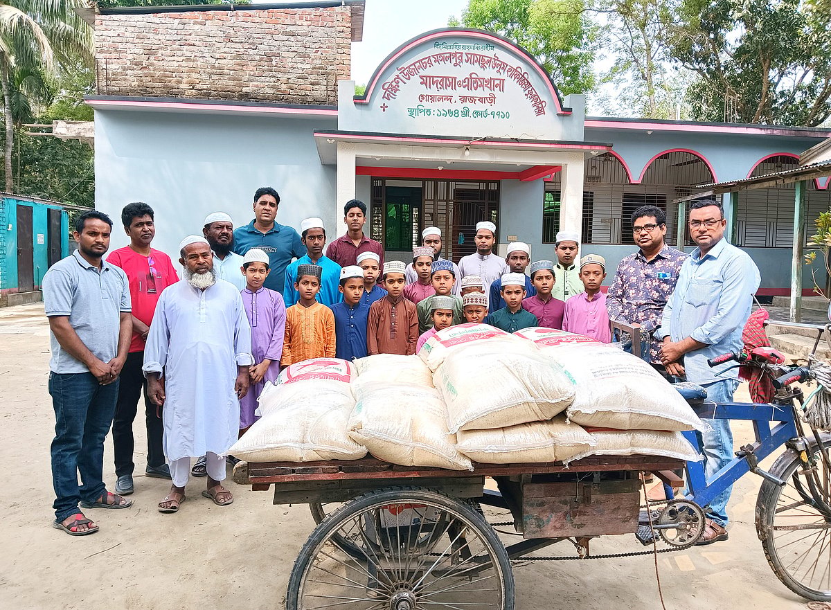 রাজবাড়ী বন্ধুসভার 'সহমর্মিতার ঈদ': মাদ্রাসা ও এতিমখানায় ৭৫০ কেজি চাল ও দেড় লক্ষাধিক টাকার অনুদান