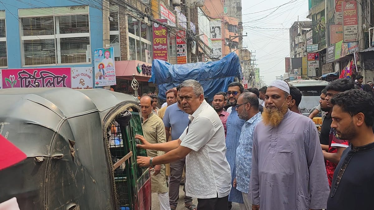 সড়কে যানজটে ট্রাফিক পুলিশের ভূমিকায় সংসদ সদস্য