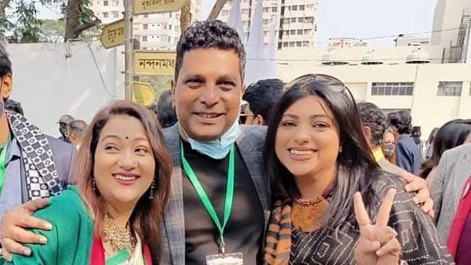 দুই সহকর্মীর সঙ্গে শামস সুমন। ছবি: ফেসবুক থেকে