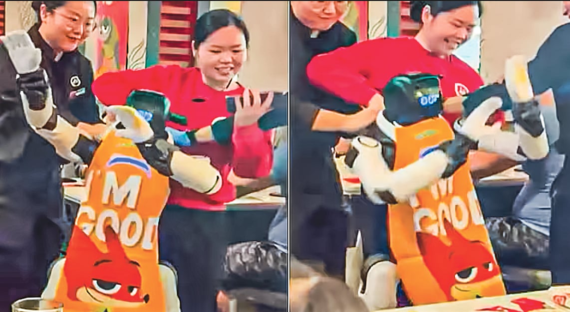 রেস্তোরাঁয় হঠাৎ রোবটের ‘নাচ’