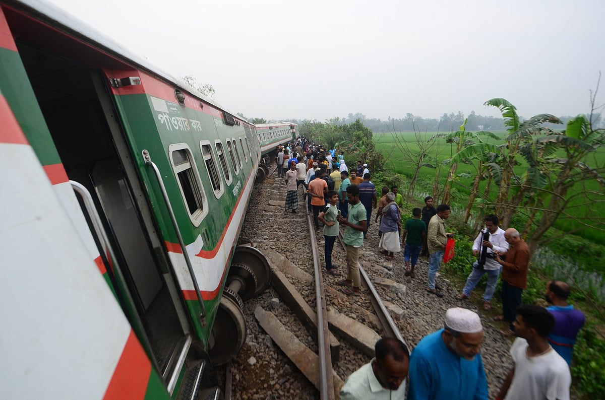 সংকেত মানেননি লোকোমাস্টার, সান্তাহারে নীলসাগর এক্সপ্রেস লাইনচ্যুতির ঘটনায় আহত অন্তত ৬৬