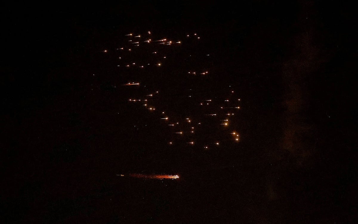 নিরাপত্তাপ্রধান হত্যার বদলায় ইসরায়েলে ‘ক্লাস্টার ওয়ারহেড’ দিয়ে ইরানের হামলা