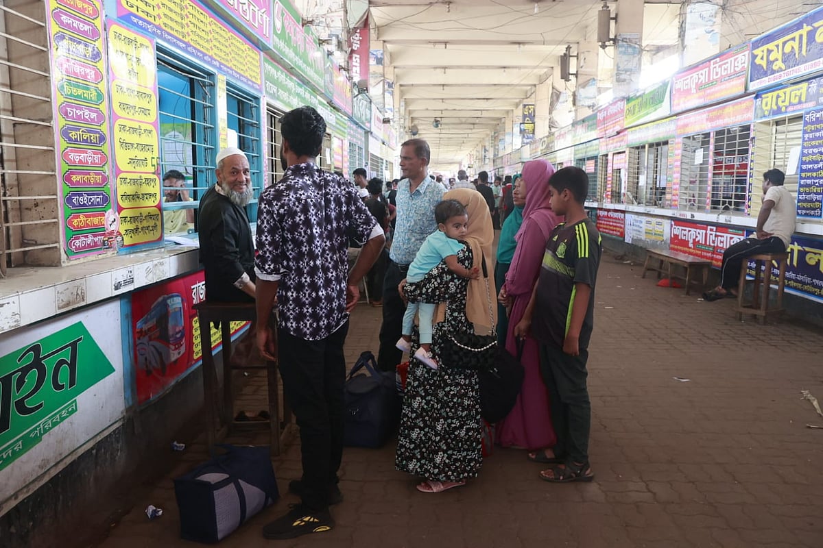 গাবতলী বাস টার্মিনালে যাত্রীর চাপ কম, কেউ টিকিট পাচ্ছেন, কেউ পাচ্ছেন না