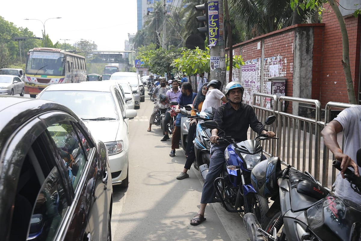পাম্পে তেলের জন্য দীর্ঘ সারি–অপেক্ষা, কোথাও আছে কোথাও নেই