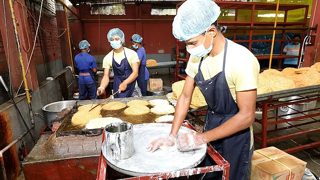 যেভাবে তৈরি হচ্ছে লাচ্ছা সেমাই