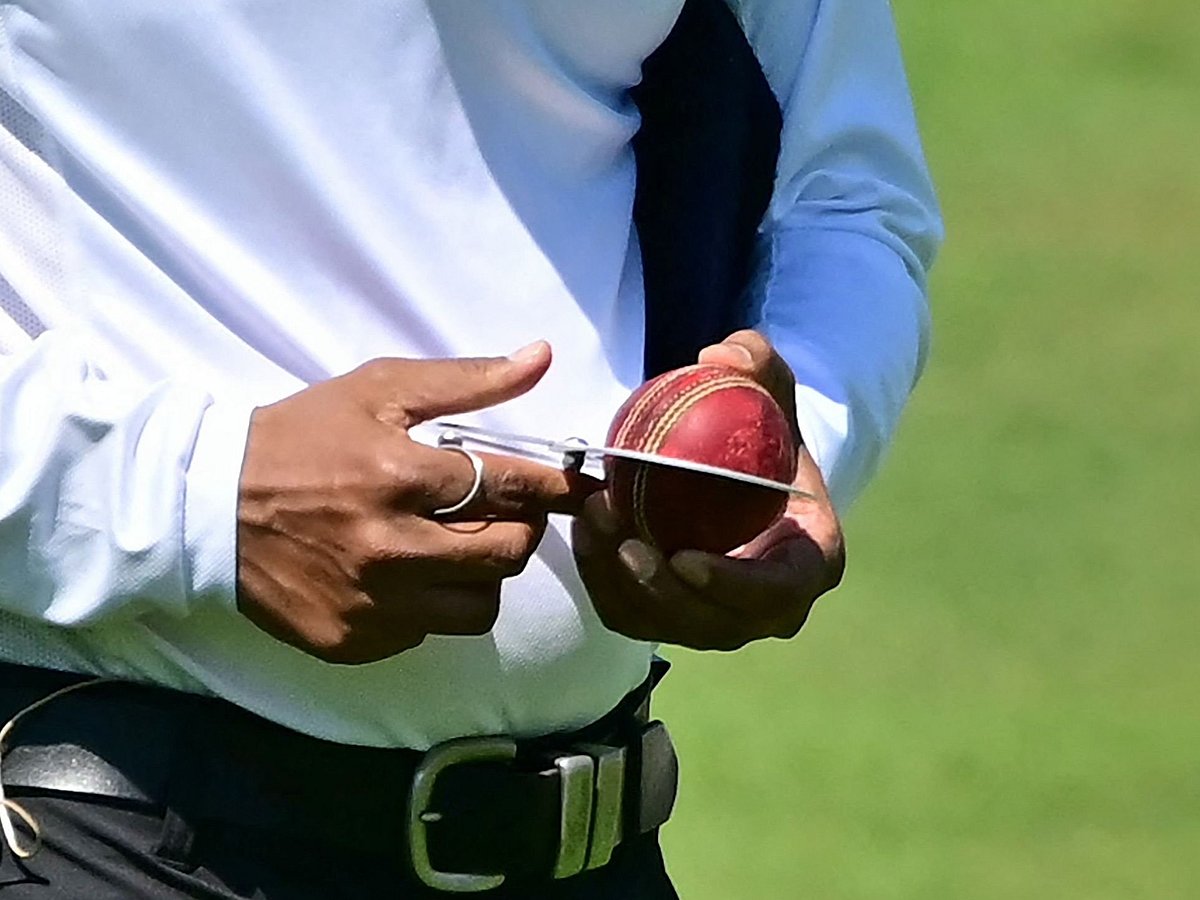 মধ্যপ্রাচ্য যুদ্ধের ধাক্কা: বল–সংকটে পড়েছে ইংল্যান্ড ক্রিকেট বোর্ড