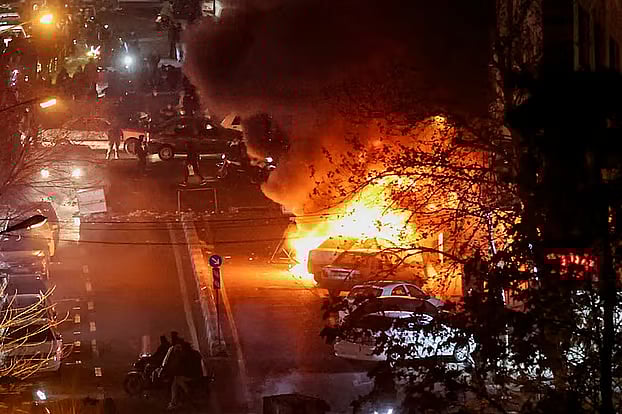 বিক্ষোভের মধ্যে পুলিশ হত্যা: ইরানে তিনজনের মৃত্যুদণ্ড কার্যকর