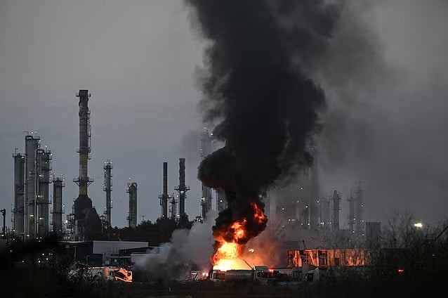 ইরানের ক্ষেপণাস্ত্র হামলায় ইসরায়েলের তেল শোধনাগারে অগ্নিকাণ্ড