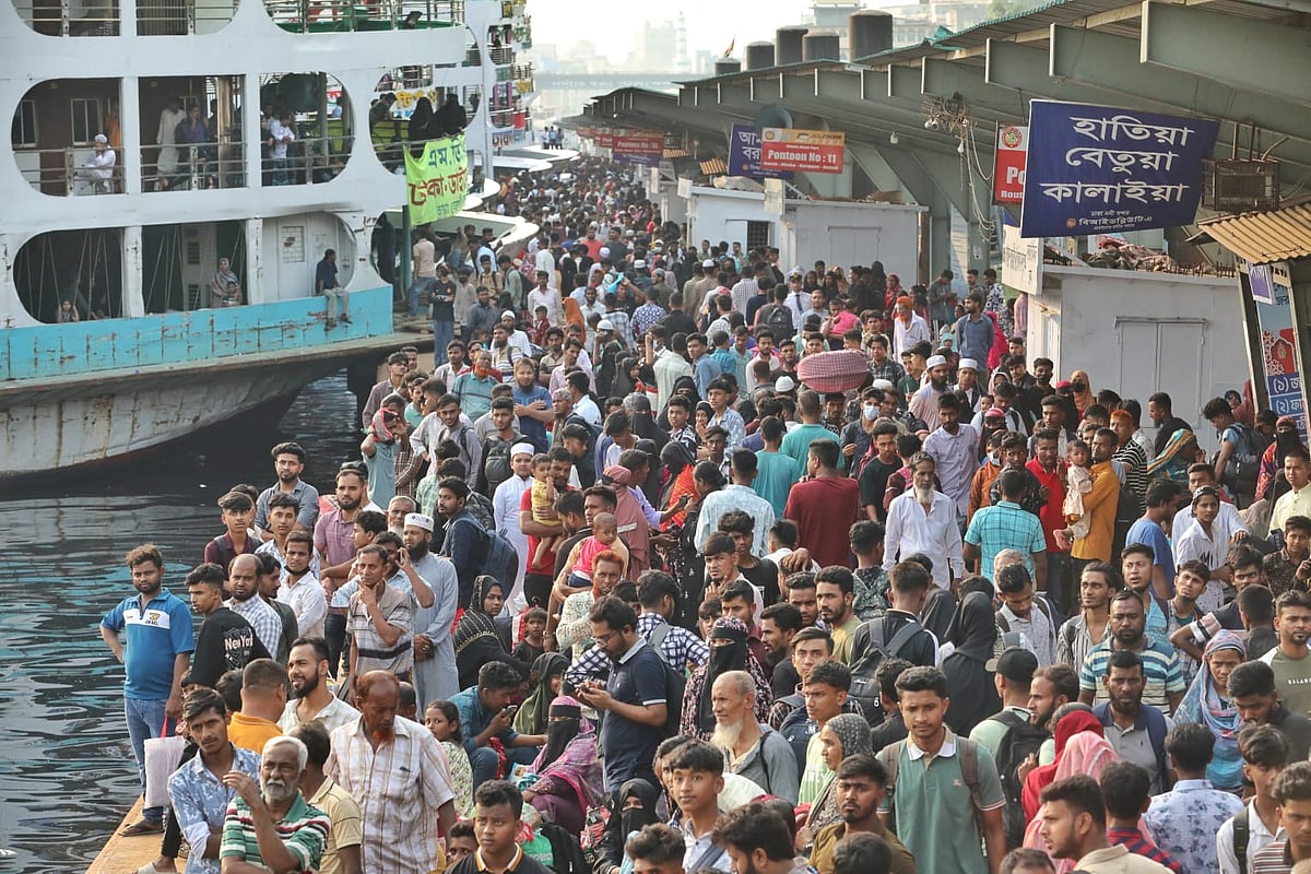 সদরঘাটে যাত্রীদের চাপ বাড়ছে