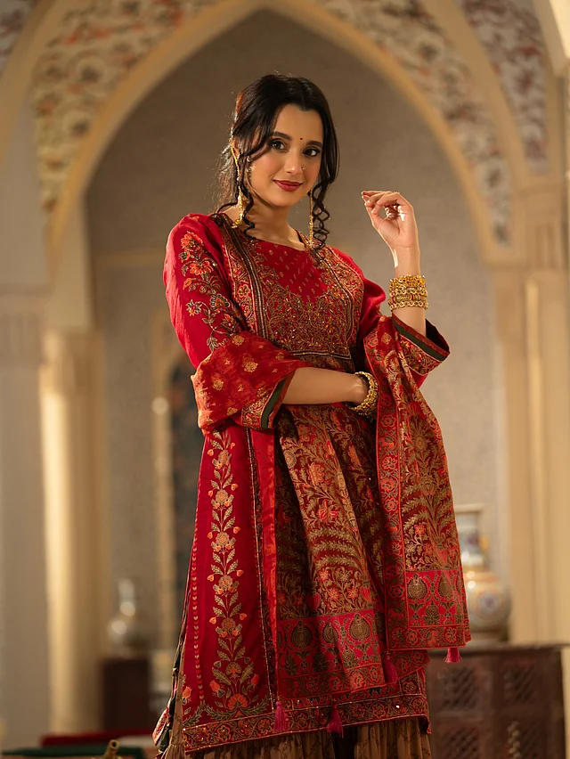 সাবিলা গ্ল্যামারাস মেকআপের সঙ্গে পরেছেন গোন্ড জুয়েলারি। 