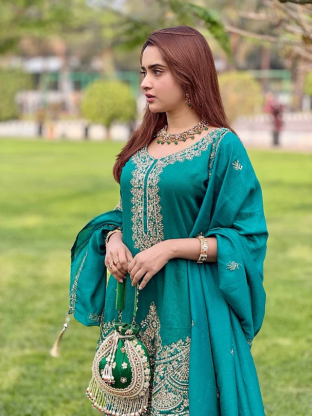 সঙ্গী হয়েছে  গর্জিয়াস সবুজ বাটুয়া ব্যাগ, আর পুরো সাজকে সম্পূর্ণ করেছেন মিনিমাল মেকআপ এবং গোল্ড জুয়েলারি। 