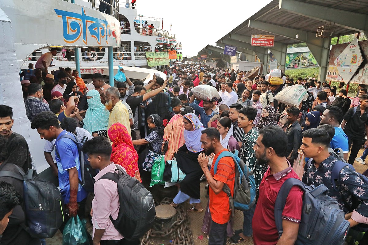 পরিবারের সঙ্গে ঈদ করতে লঞ্চে উঠছেন মানুষ। সদরঘাট লঞ্চ টার্মিনাল। 