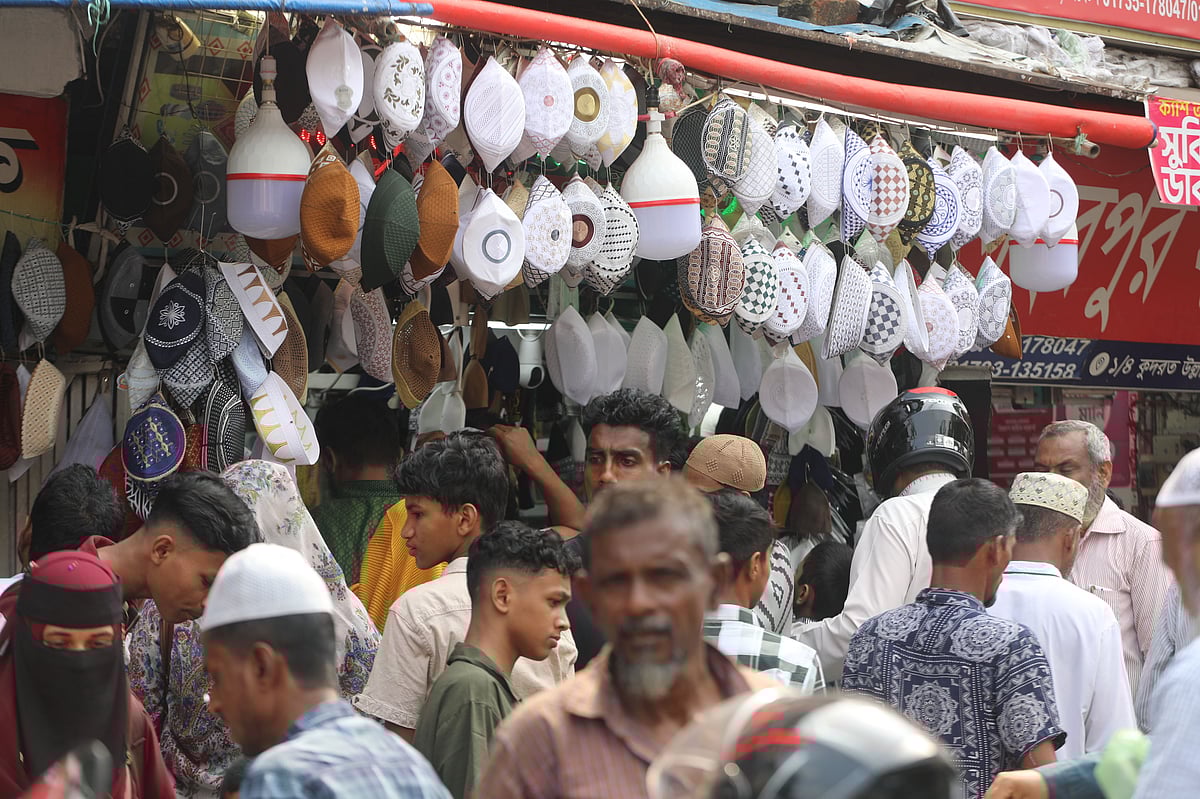 টুপির দোকানে ভিড়