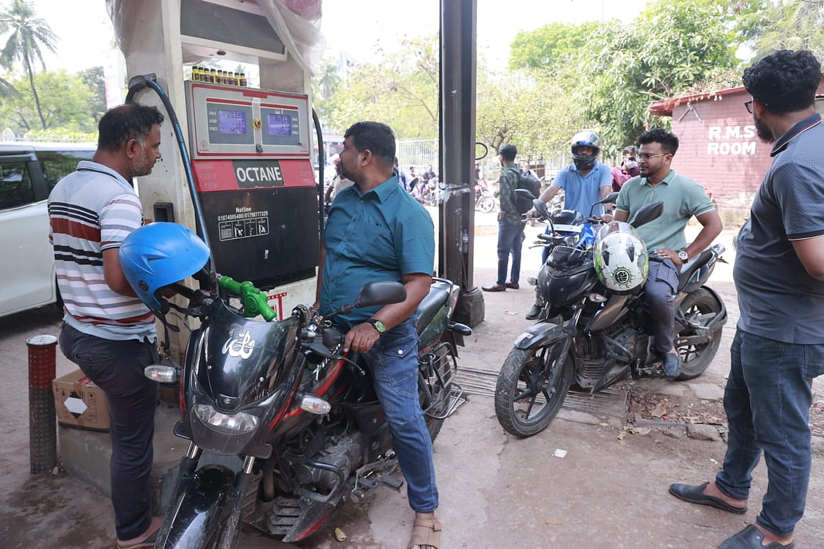 রাজধানীর বেশির ভাগ ফিলিং স্টেশনে যানবাহনের দীর্ঘ সারি নেই