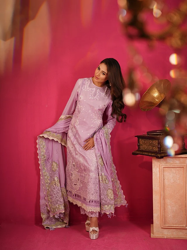 ঈদের দিনের পার্টি লুকে, বিশেষ করে গরমের সময়, এমন আরামদায়ক এবং মার্জিত সাজ হবে নিখুঁত পছন্দ।