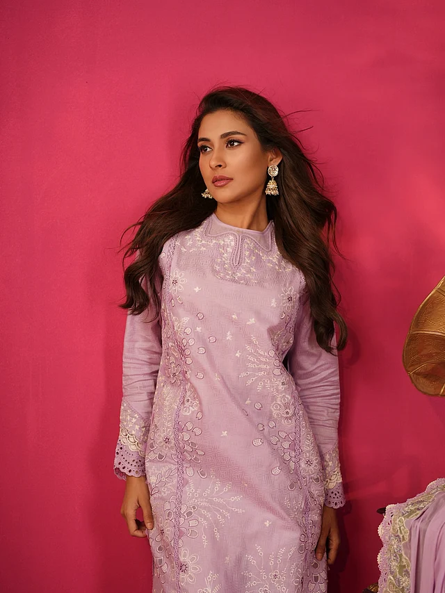 ল্যাভেন্ডার লুকে ধরা দিয়েছেন অভিনেত্রী মেহজাবীন চৌধুরী। মিনিমাল ফ্লোরাল নকশার এই সালোয়ার-কামিজের সঙ্গে তিনি জুয়েলারি হিসেবে বেছে নিয়েছেন এক জোড়া ঝুমকা, আর মেকআপেও রেখেছেন হালকা, মিনিমাল টাচ। 