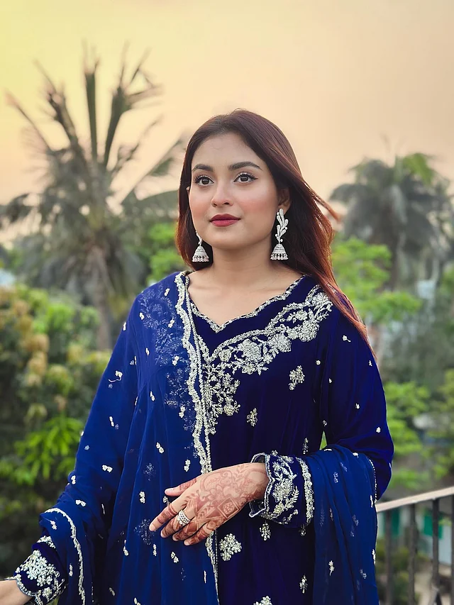 অভিনেত্রী তটিনী পরেছেন নেভি ব্লু থ্রি-পিস।সিলভার সিকুইনের ফ্লোরাল কাজের এই পোশাক একদম উৎসবধর্মী। এরসঙ্গে মিলিয়ে তিনি পরেছেন বড় সিলভার-টোন ঝুমকা। 