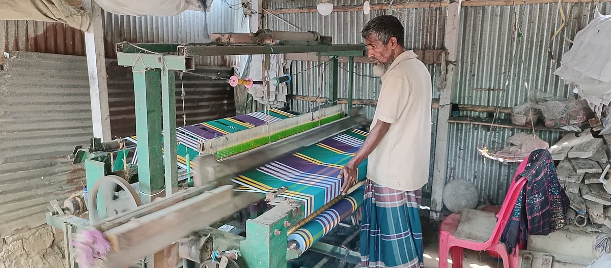 বেড়া-সাঁথিয়ার তাঁতপল্লিতে নেই ঈদের আনন্দ