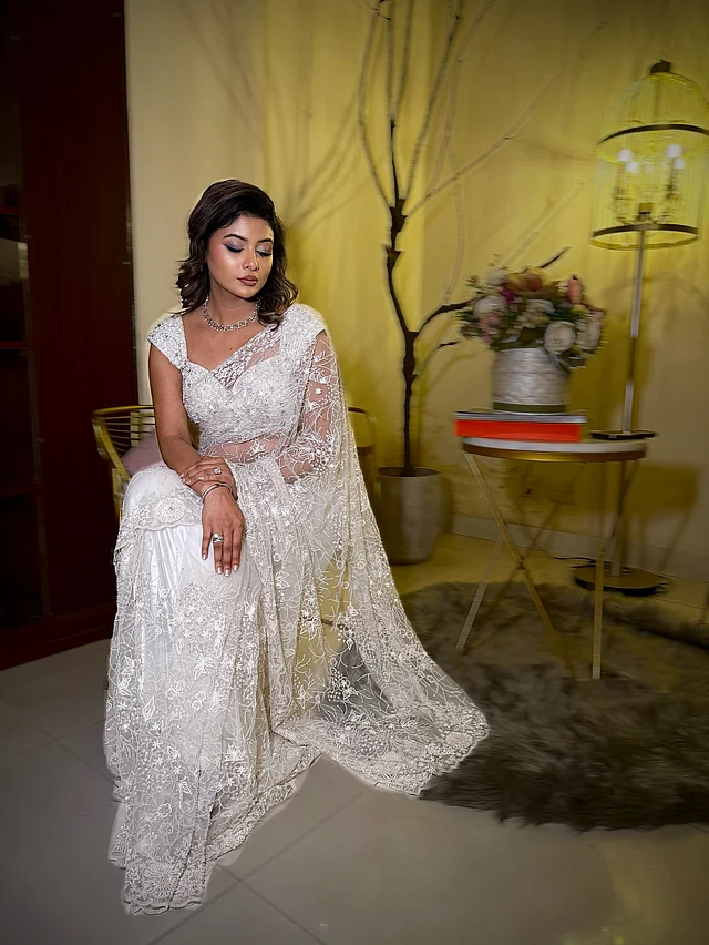 ঈদ উপলক্ষে সদ্য হাইলাইট করা চুলগুলো রেখেছেন সফট ওয়েভ স্টাইলে